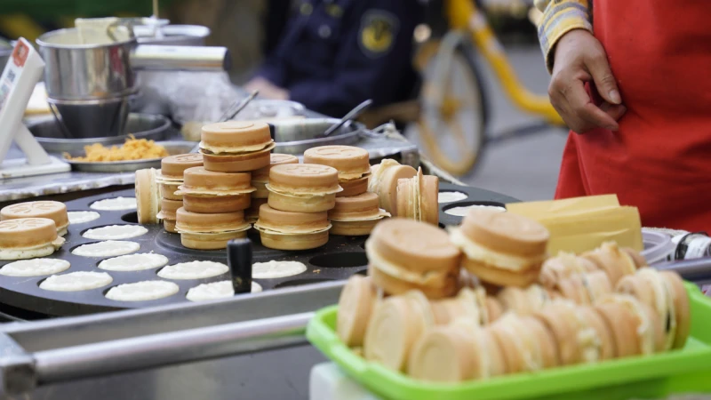 锅盔 (Guō kuī), one of the most popular foods in Wuhan