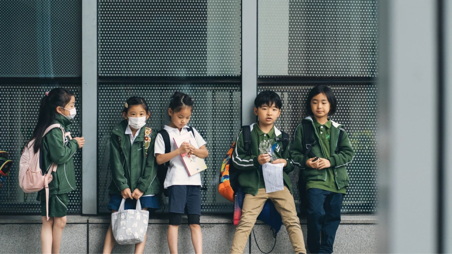 wuhan yangtze international school elementary students waiting for the bus